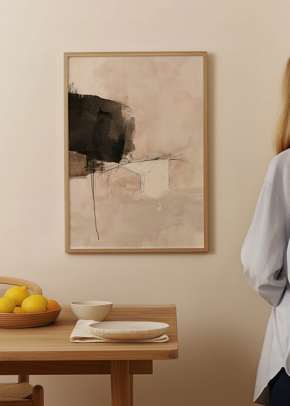 Cuadro abstracto con mancha negra y líneas sutiles – Product2