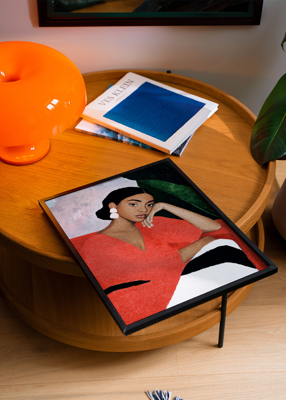 Ilustración de mujer con vestido rojo y hoja tropical – Product1