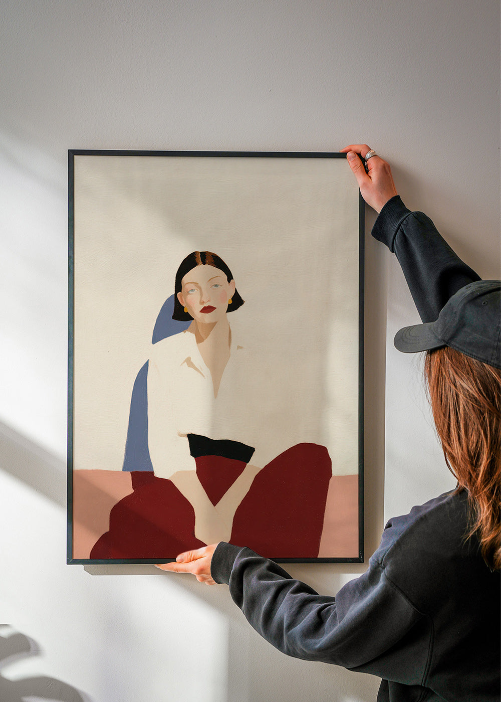 Cuadro minimalista de figura sentada, gesto sereno – Product2